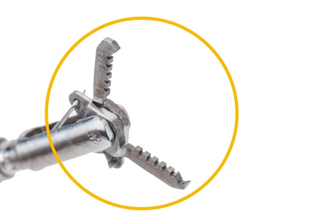 Endoskopie-Instrument mit Klammer